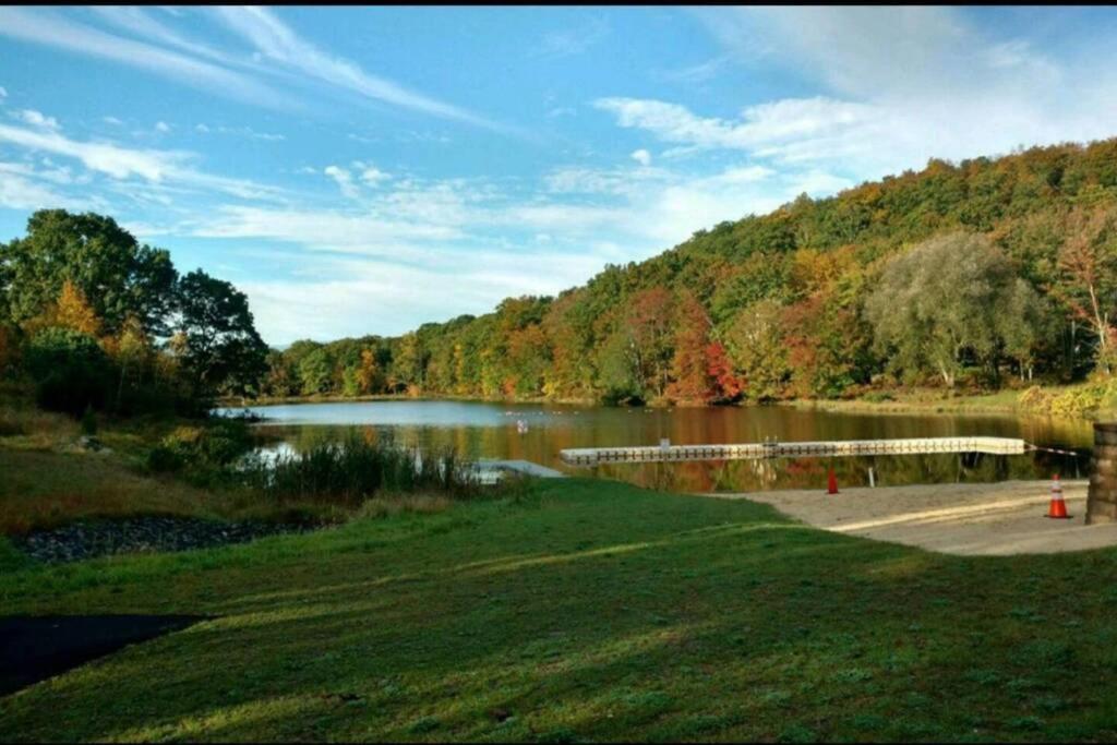 *Amenity-Filled Waterfront Oasis @Saw Creek Estates Near Waterfalls And Hiking* East Stroudsburg Bagian luar foto