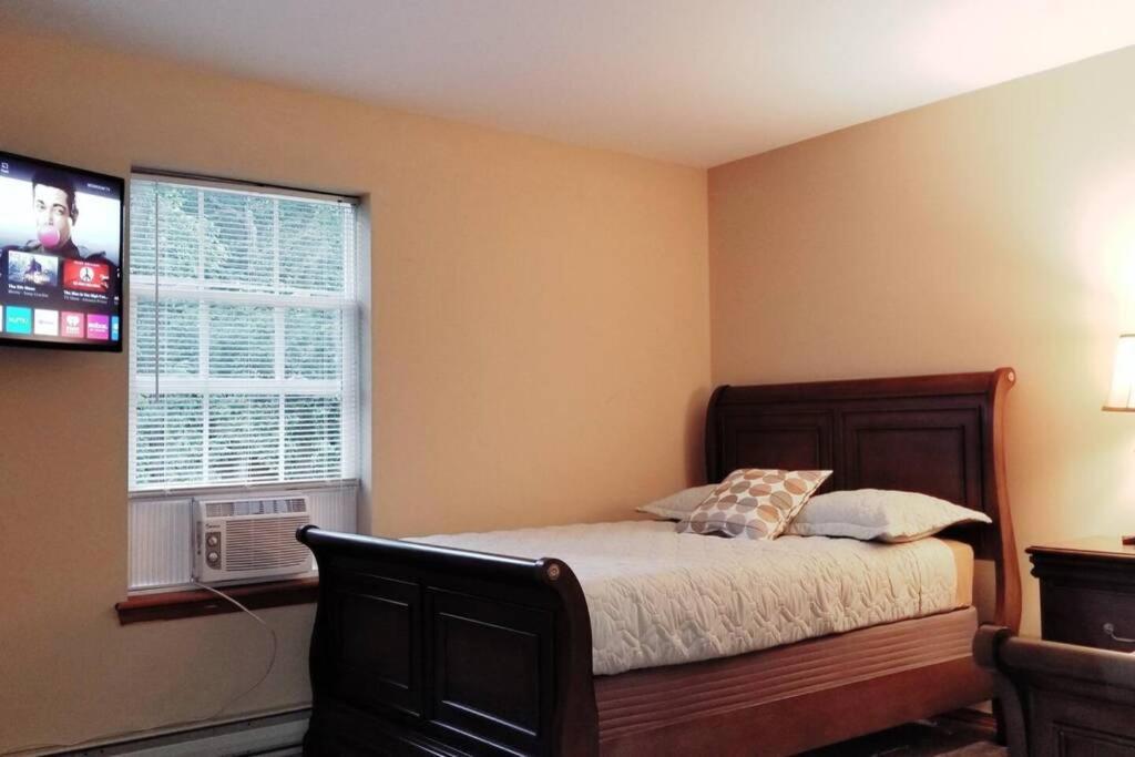 *Amenity-Filled Waterfront Oasis @Saw Creek Estates Near Waterfalls And Hiking* East Stroudsburg Bagian luar foto