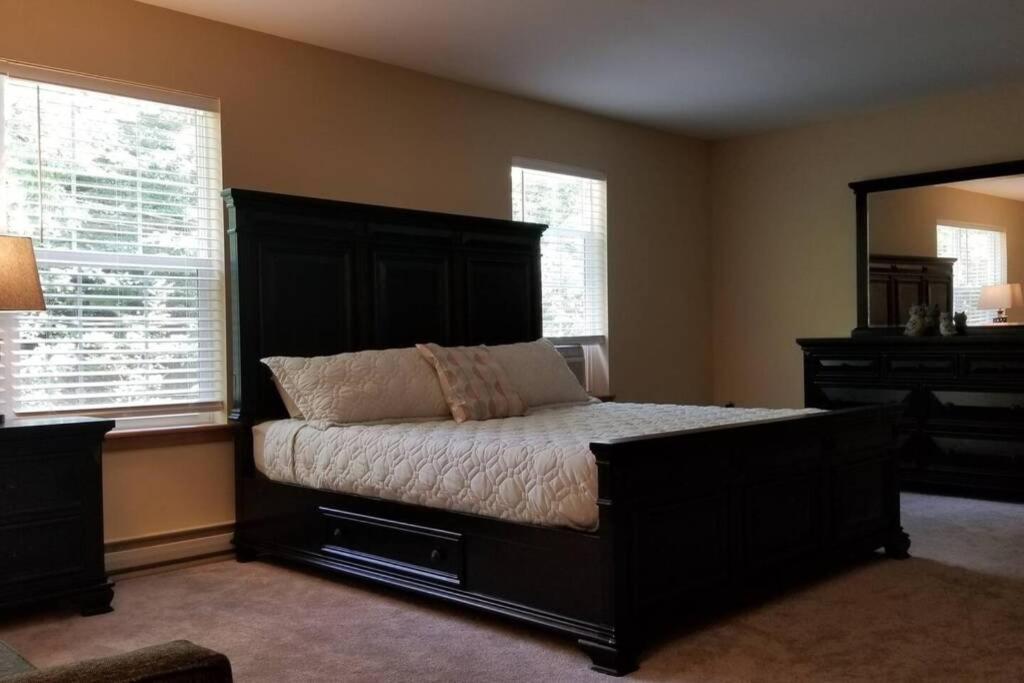 *Amenity-Filled Waterfront Oasis @Saw Creek Estates Near Waterfalls And Hiking* East Stroudsburg Bagian luar foto