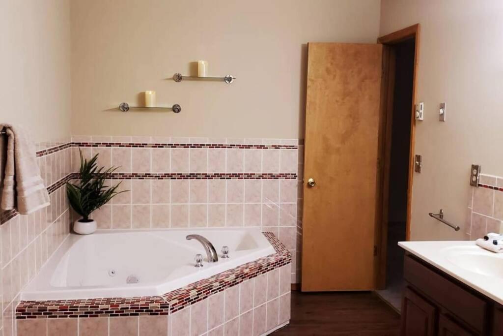*Amenity-Filled Waterfront Oasis @Saw Creek Estates Near Waterfalls And Hiking* East Stroudsburg Bagian luar foto