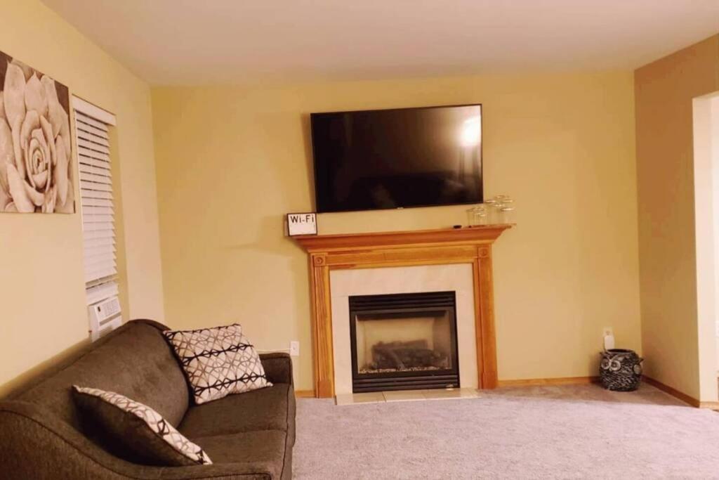 *Amenity-Filled Waterfront Oasis @Saw Creek Estates Near Waterfalls And Hiking* East Stroudsburg Bagian luar foto